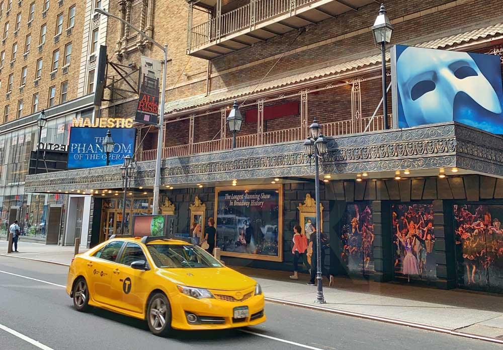 Teatro da Broadway com letreiros luminosos