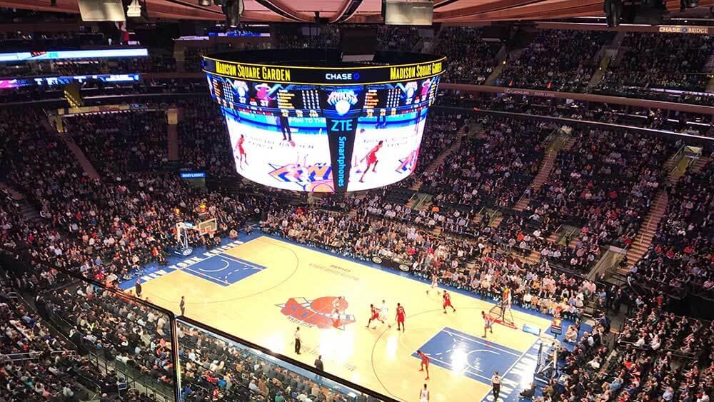 Jogador de basquete em quadra no Madison Square Garden