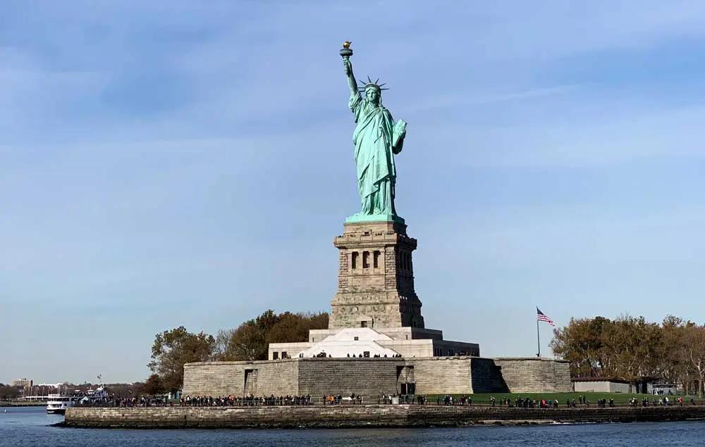 Estátua da Liberdade ao fundo com o céu azul