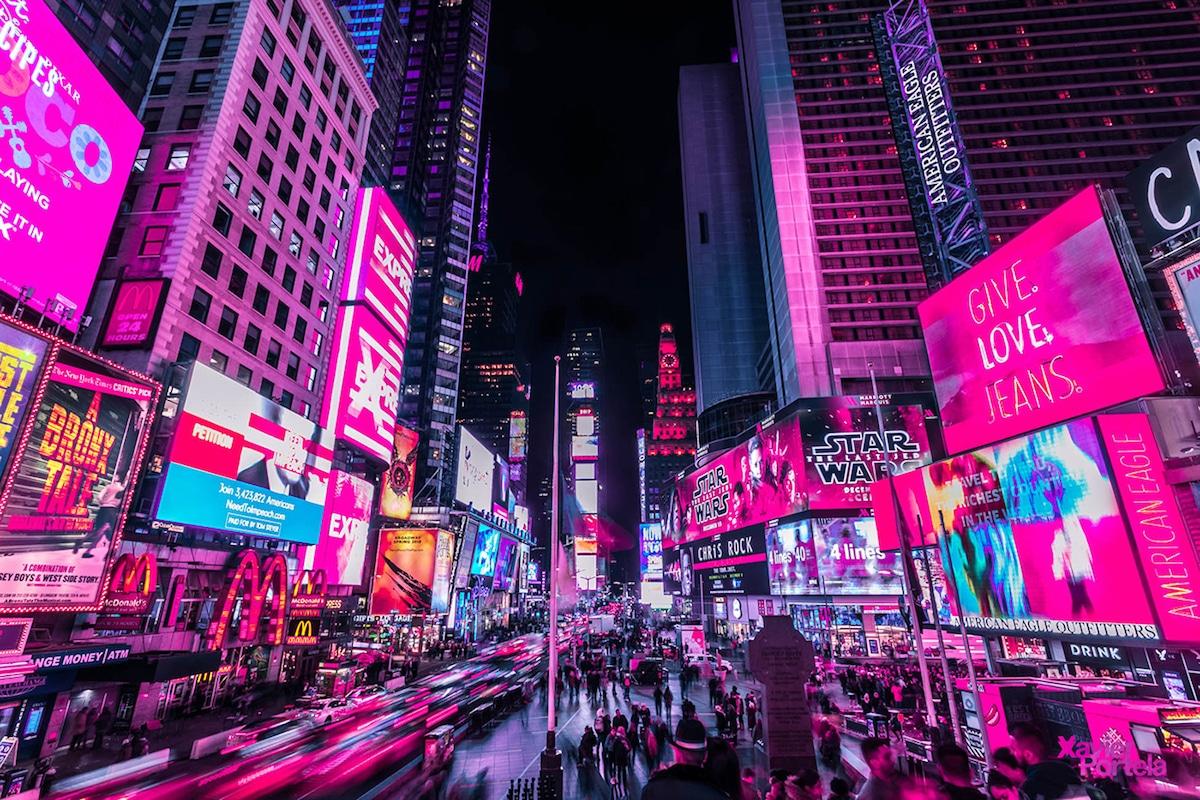 luzes de neon da Times Square à noite