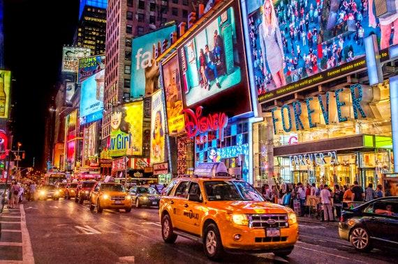luzes de neon da Times Square à noite